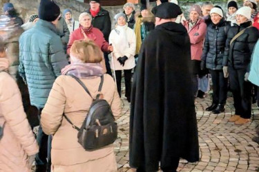 180443272-Gruppe-im-Kirchhof 180443272-Gruppe-im-Kirchhof