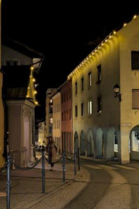 180910867-Häuser-durch-Tor 180910867-Häuser-durch-Tor